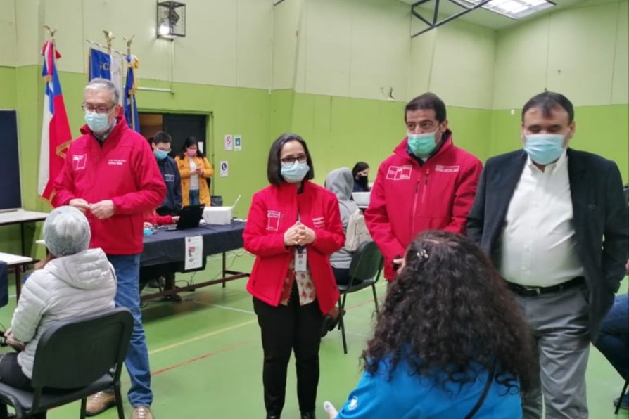 DPP de Tierra del Fuego junto a Junaeb y Seremi de Educación entregan computadores a estudiantes de Porvenir