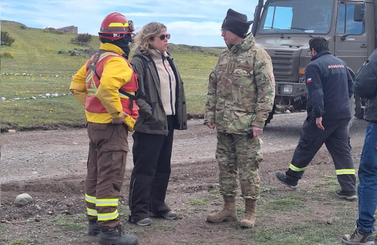 Se suma otro helicóptero para apoyar traslado de brigadistas a zona del incendio forestal.