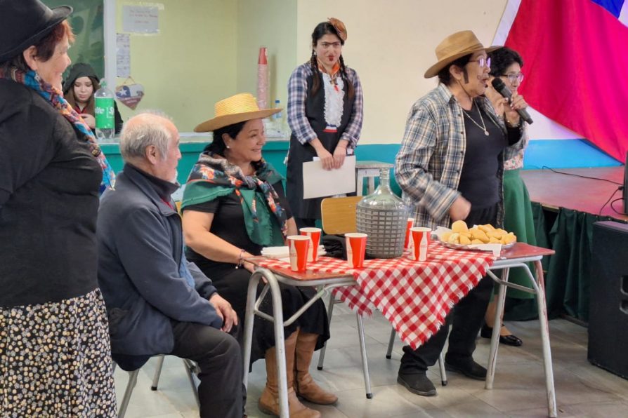 Personas mayores de Porvenir celebran fiestas patrias con Kermés del Recuerdo