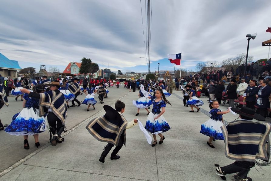 Tradicional desfile cívico militar en Porvenir