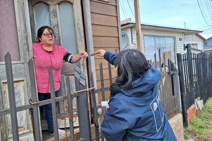 Puerta a puerta de Gobierno en Terreno en Porvenir entrega credenciales de residentes a fueguinos