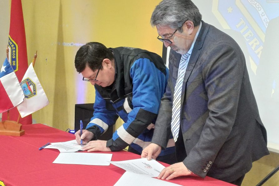 Delegación Presidencial entrega vehículo para emergencias a Bomberos de Porvenir
