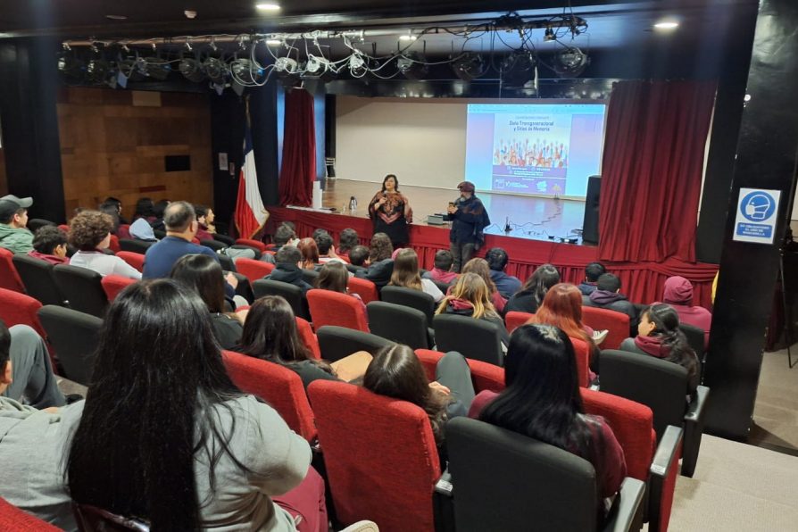 Estudiantes de Porvenir reflexionan sobre memoria y derechos humanos a través de conversatorio y serie documental