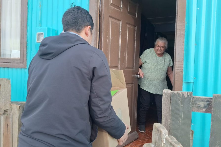 Delegación Presidencial de Tierra del Fuego entrega 150 canastas de alimentos a personas mayores de Porvenir