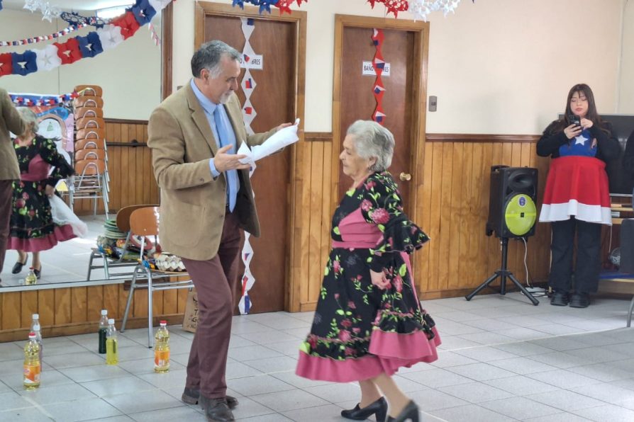 Personas mayores de Porvenir celebraron las Fiestas Patrias con tradicional kermese