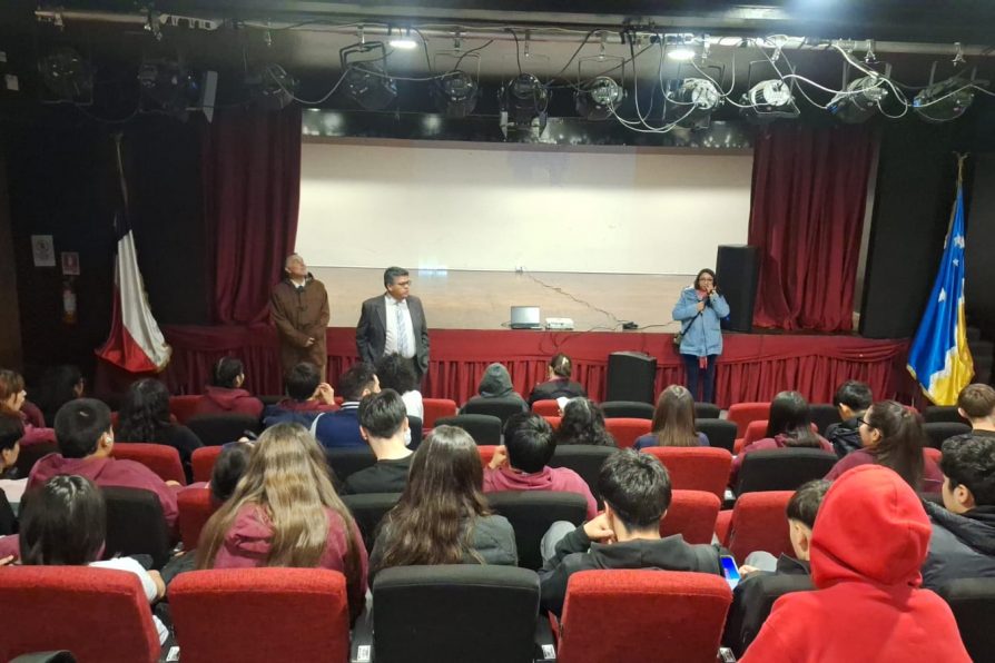 Estudiantes de Porvenir participan en visionado de documental sobre memoria y resistencia en dictadura