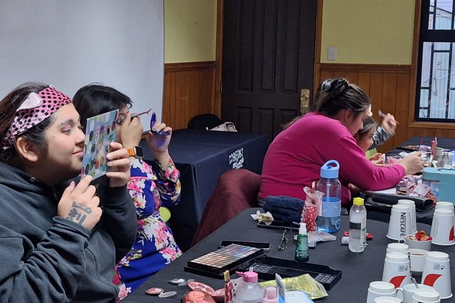 Taller de Automaquillaje en Porvenir: Una experiencia de autocuidado, inclusión y autoestima