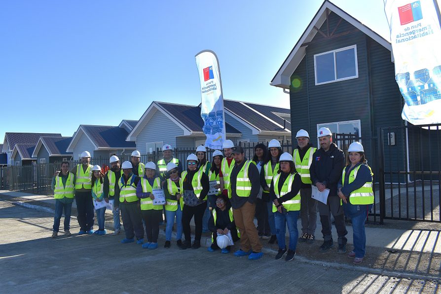 Familias de Cerro Sombrero visitaron la vivienda piloto del proyecto habitacional “Villa Pioneros”