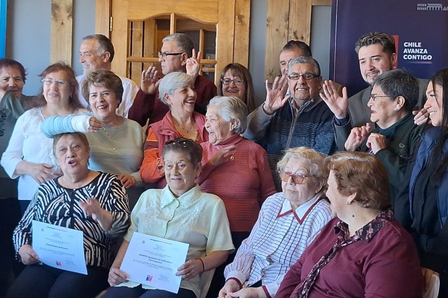 Personas mayores de Porvenir y Primavera reciben Certificación Senama de Fondos Autogestionados 2025