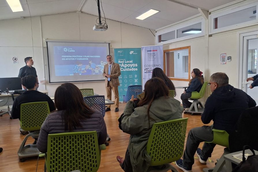 Autoridades dialogan con la comunidad de Porvenir sobre el Sistema Nacional de Apoyos y Cuidados Chile Cuida