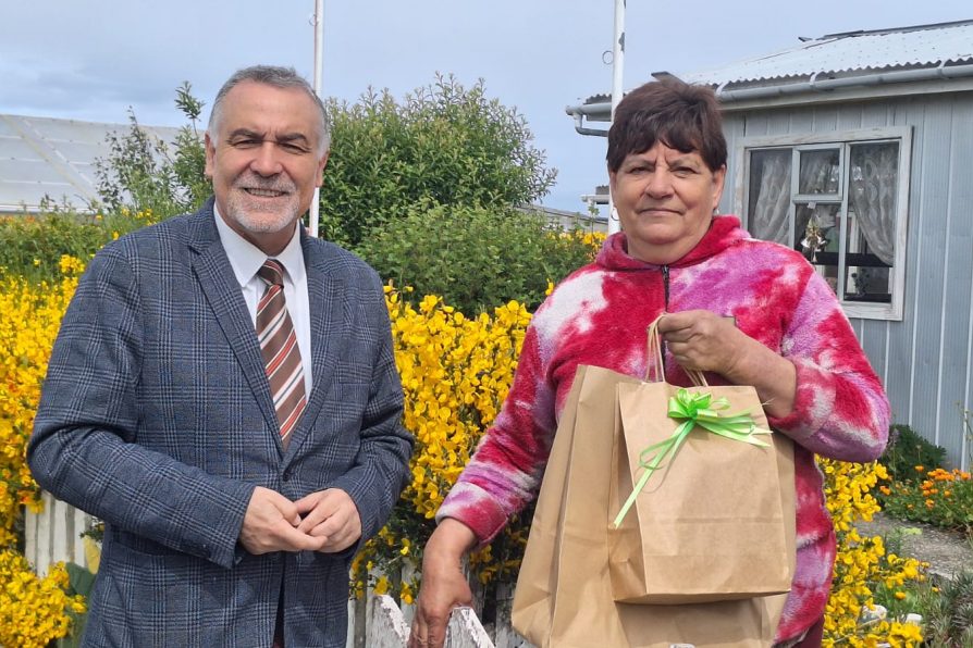 Programas de Senama ejecutados por la Delegación Presidencial Provincial celebran fin de año con entrega de regalos a personas mayores