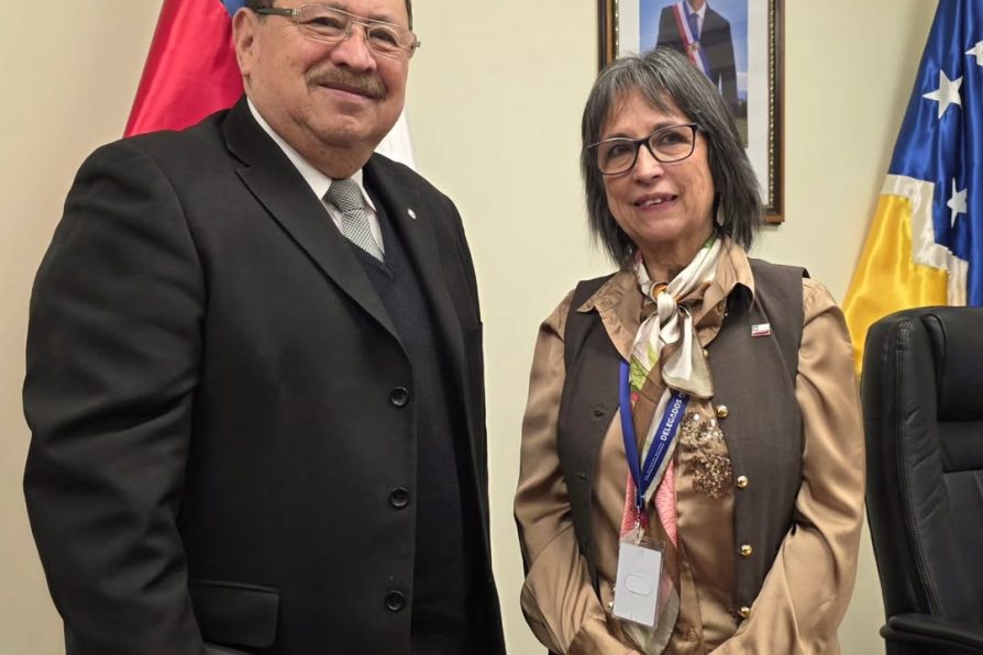 Delegada Presidencial sostiene reunión protocolar con pastor de la Primera Iglesia Bautista de Porvenir
