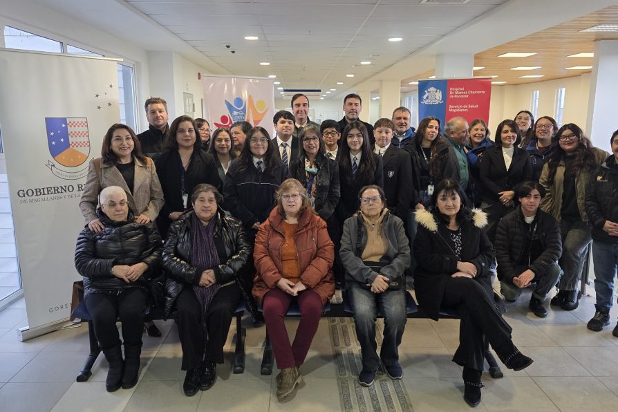 Delegada participa en firma de convenios FNDR 8% en Porvenir