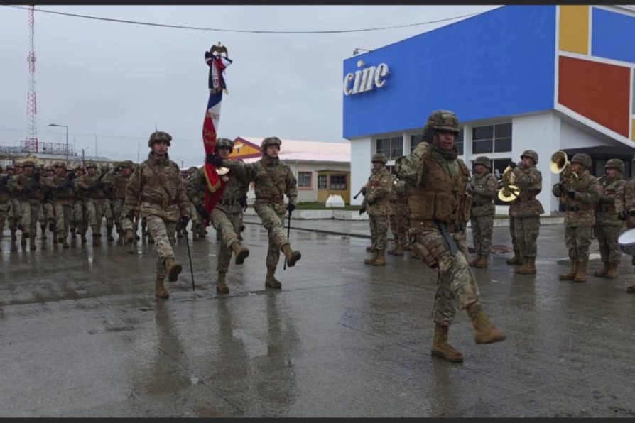 Cerro Sombrero conmemora las Fiestas Patrias con Desfile Cívico-Militar