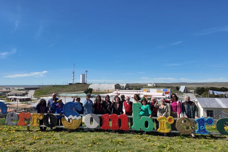 Delegada Presidencial comparte con personas mayores de Cerro Sombrero