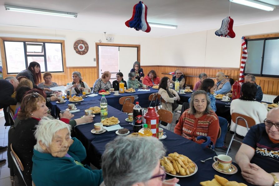 Personas mayores de Porvenir protagonizan jornada de encuentro junto a SENAMA y la Delegación Presidencial