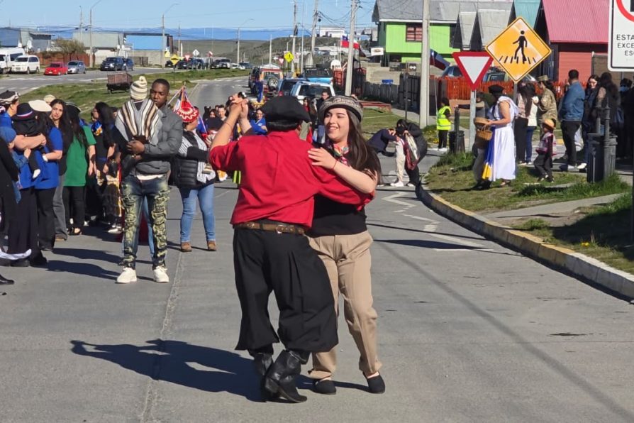 Desfile escolar en Porvenir puso en valor la historia y las tradiciones de Magallanes
